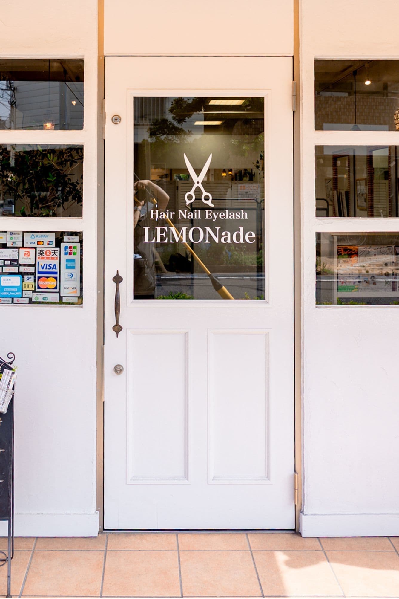 美容室レモネード綾瀬の入り口ドアの写真