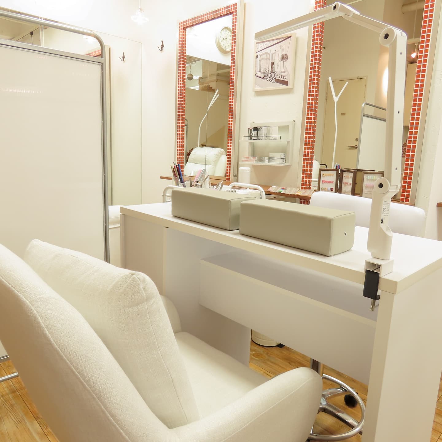 美容室LEMONadeのネイル施術に使われるネイルブース