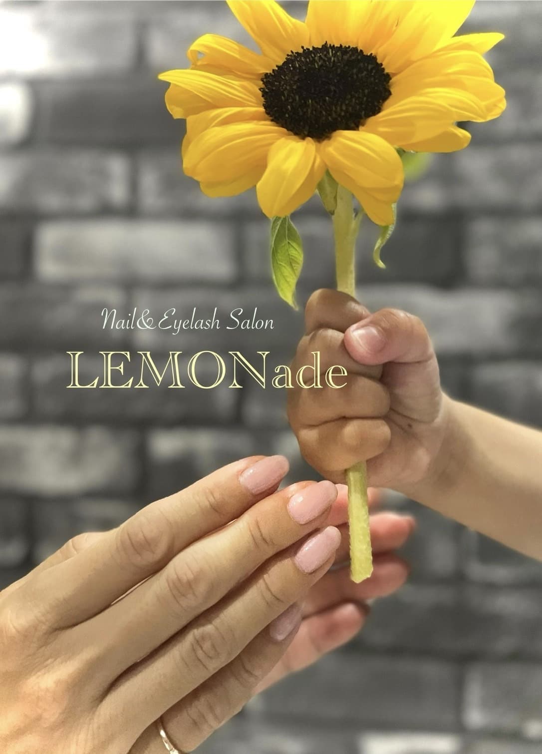 綾瀬駅のネイルサロンLEMONadeのネイル施術と子どもが持つひまわりの写真