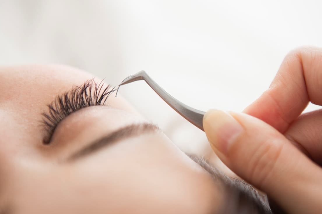 綾瀬のアイラッシュサロンLEMONadeのまつエク施術