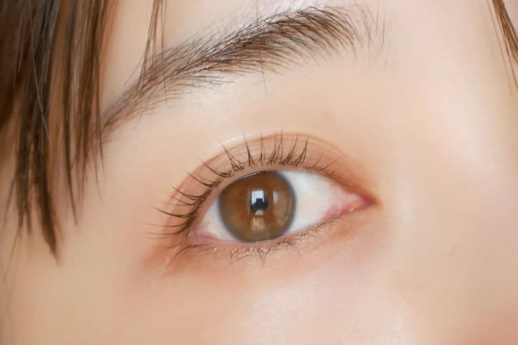 綾瀬のアイラッシュサロンLEMONadeのまつ毛パーマ施術